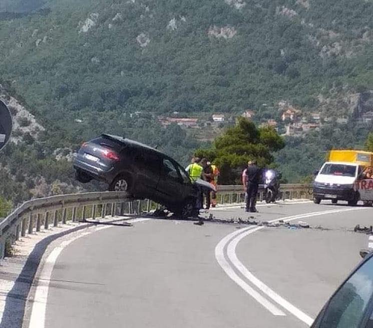 (ФОТО) Тешка сообраќајна несреќа кај Будва, има и загинати