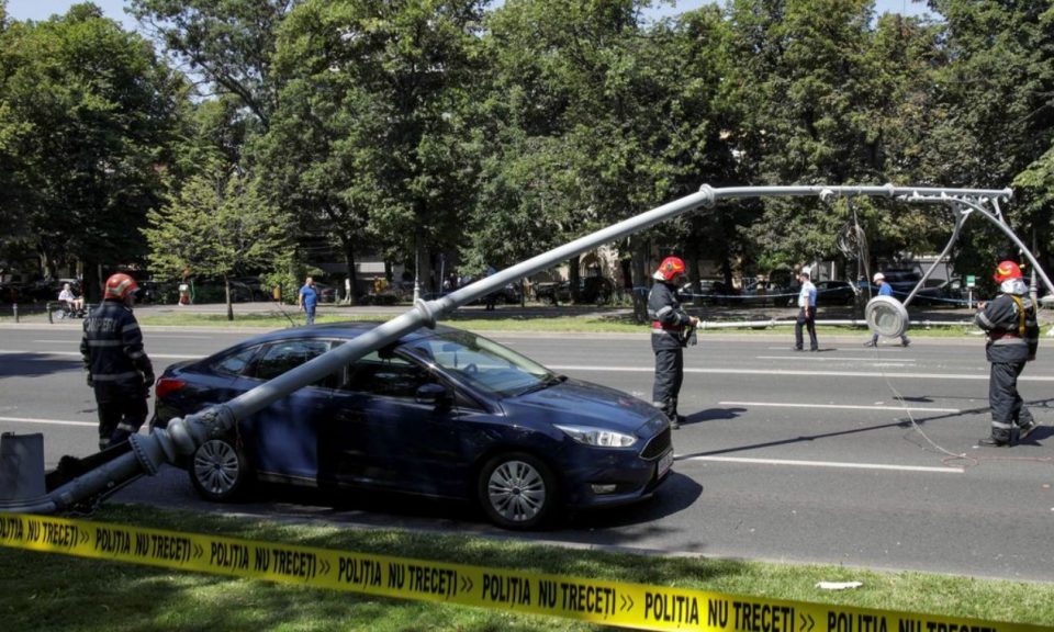 (ВИДЕО) Хеликоптер на САД принудно слета на булевар среде Букурешт, сруши неколку бандери