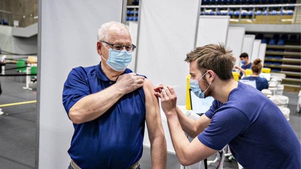 Данска им нуди трета доза на имунизираните со две различни вакцини