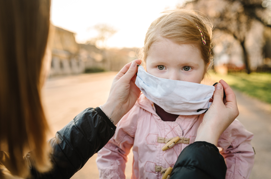 Тензии помеѓу родителите поради мерката децата да носат маски за време на настава во САД