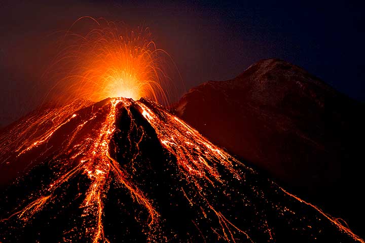 Вулканот Етна еруптира, затворен авионот во Катанија