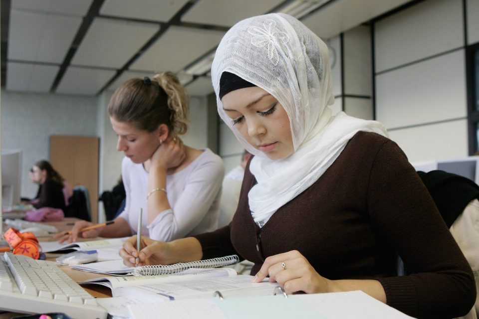 Компаниите можат да забранат да се носи хиџаб на работа, пресуди Европскиот суд на правдата