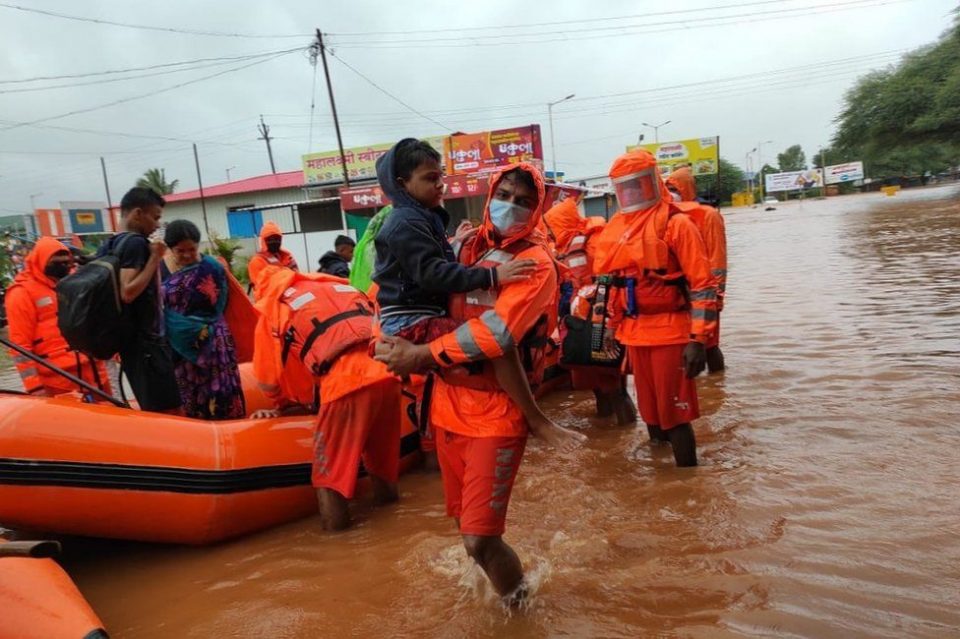 Најмалку 125 лица загинаа во поплавите предизвикани од монсунските дождови во Индија