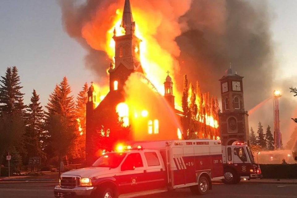Во Канада запалени најмалку 10 цркви