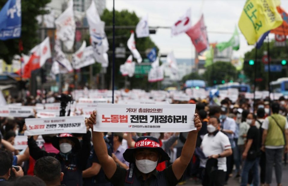 Работниците на протест во Сеул бараат подобри услови за работа