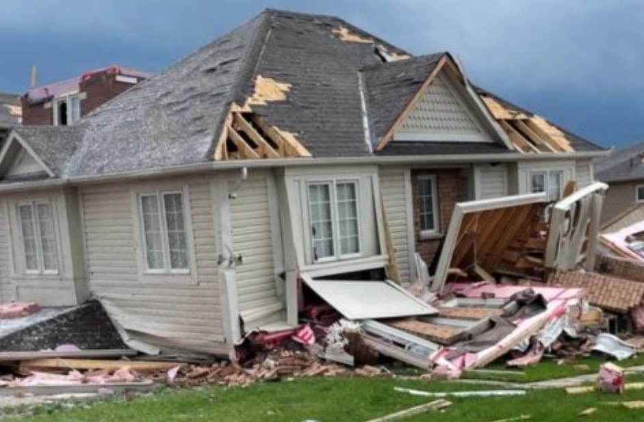(ФОТО+ВИДЕО) Торнадо опустоши цел град во Канада, причинета е огромна штета