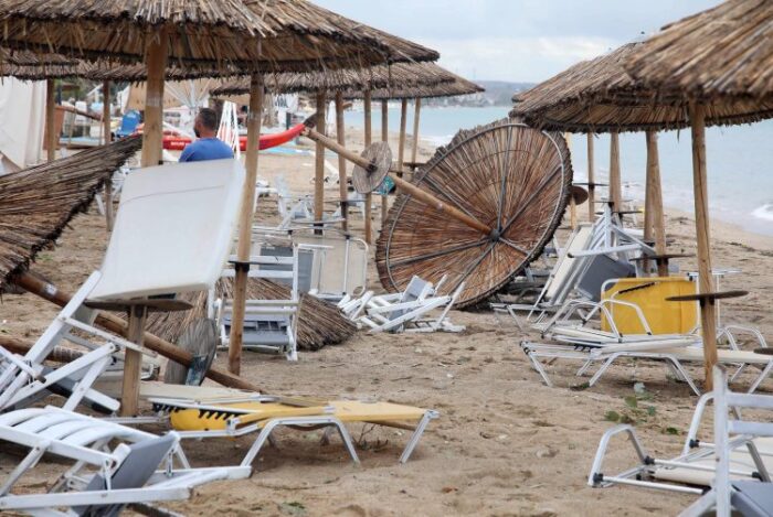 (ВИДЕО+ФОТО) Плажа на Халкидики погодена од мини торнадо, повредени три лица