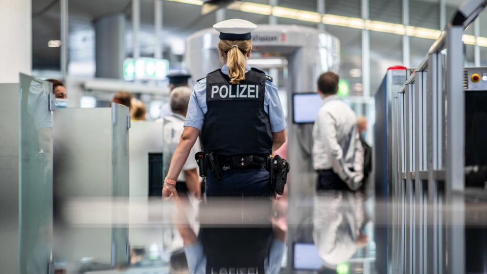 Напад на аеродромот во Дизелдорф – едно лице е во бегство