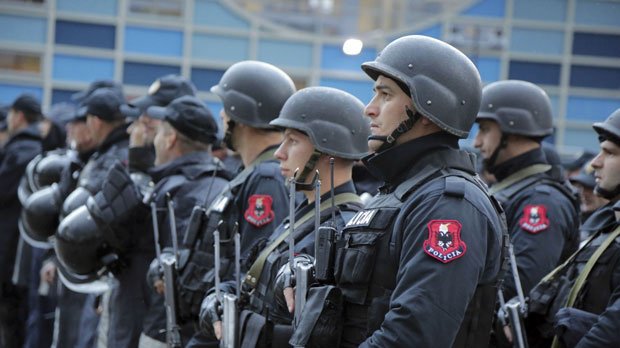 Десет години затвор за полицскиот специјалец што уби момче за време на полициски час во Тирана