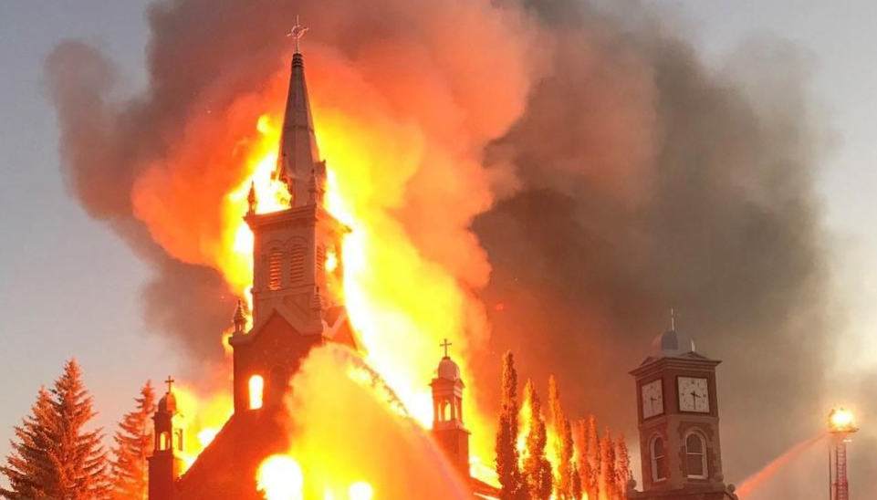 (ВИДЕО) Запалени уште две католички цркви во Канада