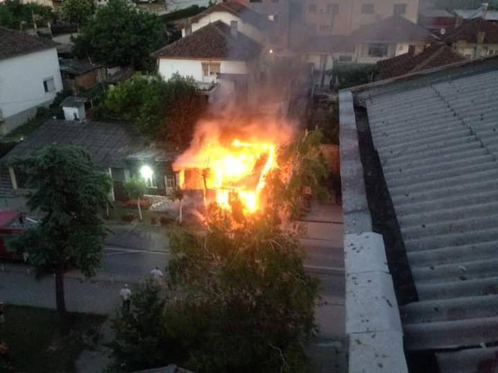 Пожар во Кавадарци: Опожарена берберница и објектот до неа