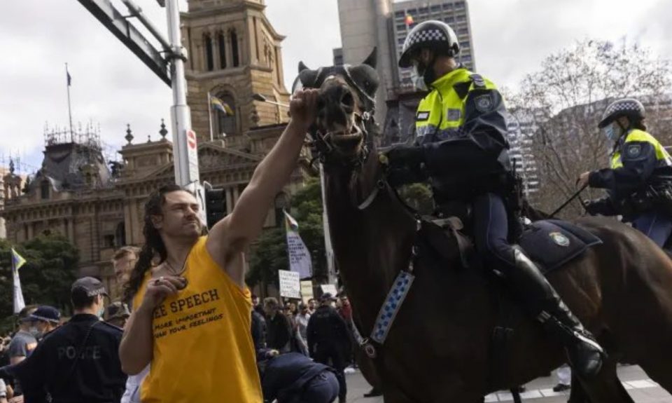 (ФОТО+ВИДЕО) Масовни протести во Сиднеј поради рестрикциите, имаше и инциденти