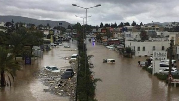 Најмалку две жртви во поплави во Турција