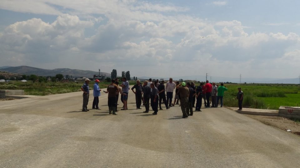 Власта глува на барањата: Земјоделци од Чешиново-Облешево излегоа на протест и блокада
