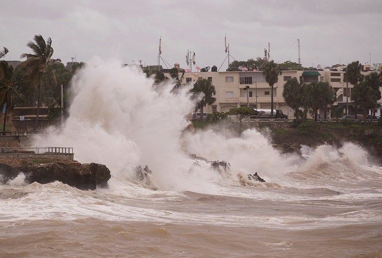 (ВИДЕО) Ураганот Елса се движи кон Хаити, може да го подигне нивото на морето за 1,5 метри