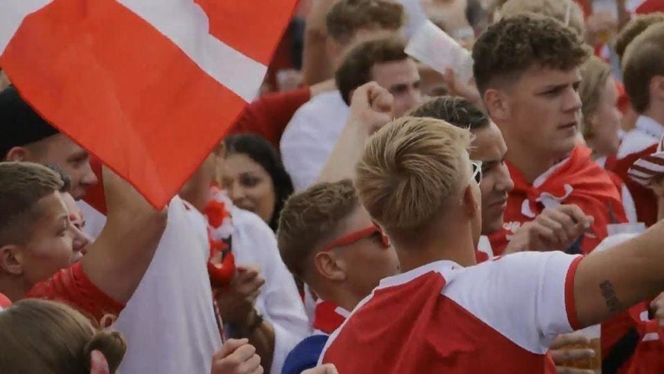 СЛЕДЕТЕ ВО ЖИВО: Данските навивачи ја слават победата над Чешка