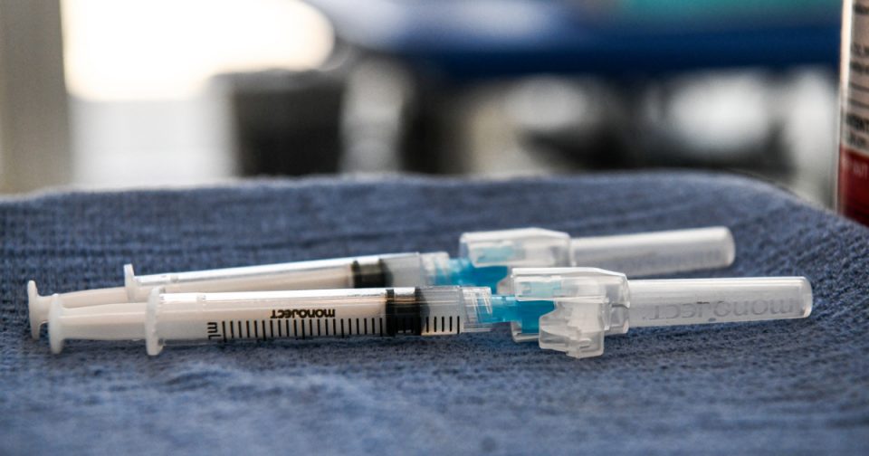 ФДА одобри засилувачки дози од вакцините на „Модерна“ и „Џонсон и Џонсон“