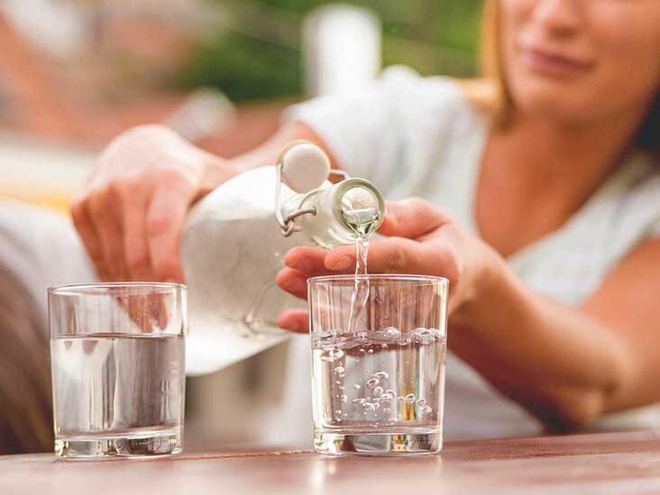 Зошто е подобро да пиете млака наместо студена вода во топли денови