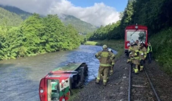 Повредени 17 деца по падот на воз во река во Австрија