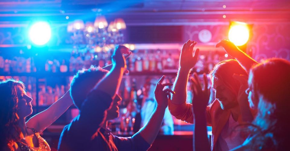 Десетици случаи на Ковид по забави во бич бар