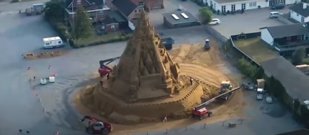 (ВИДЕО) Највисокиот песочен замок во светот со фигура на Ковид-19