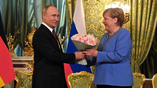(ФОТО) Владимир Путин ја пречека Ангела Меркел со букет цвеќе