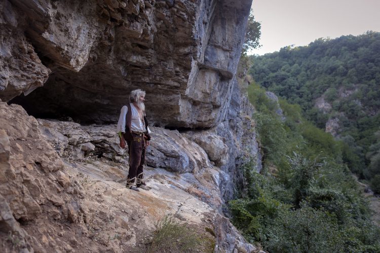 Српскиот Робинзон Крусо живее во пештера, штом слушнал за короната веднаш се вакцинирал