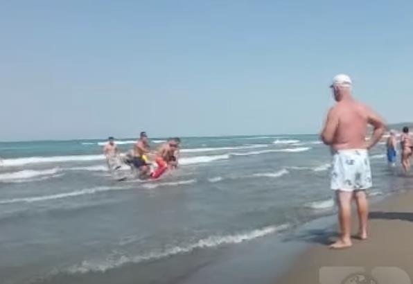 (ФОТО) Трагедија во Албанија: Двајца македонски државјани се удавија на плажа