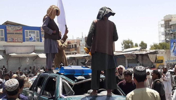 Талибанците ги повикаа службениците да се вратат на работа, исто и жените, но со хиџаб
