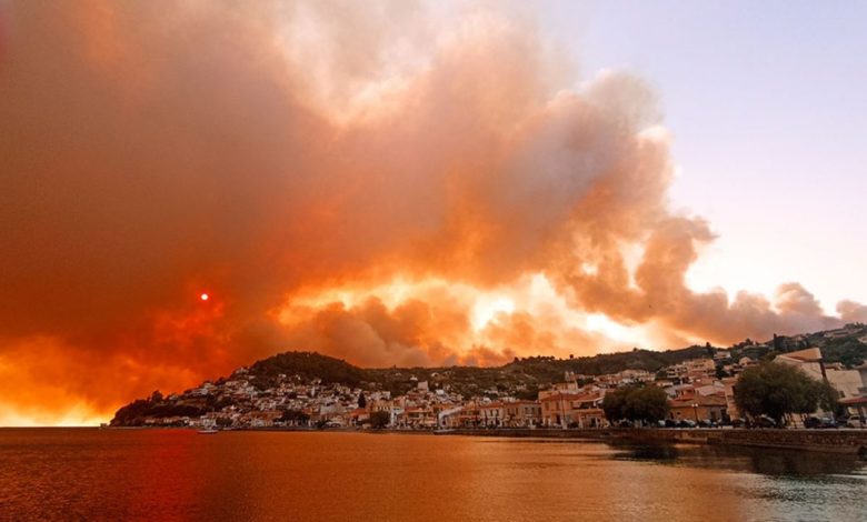 Големи пожари на островот Евија, монаси одбиваат евакуација