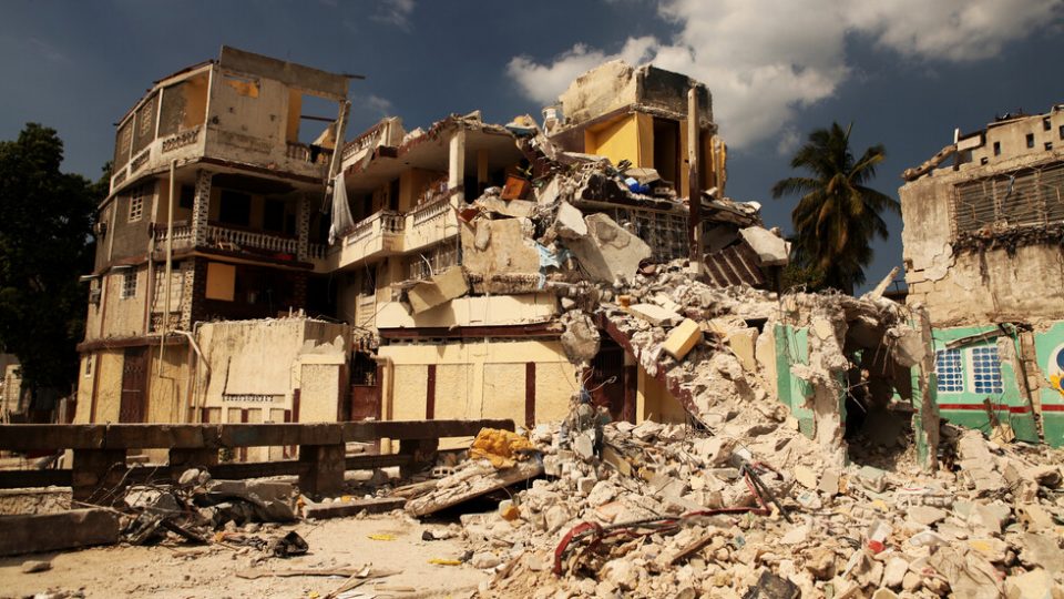 (ВИДЕО) Апокалиптични сцени: Во земјотресот на Хаити загинаа најмалку 1.297 лица
