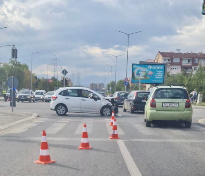 (ФОТО) Сообраќајна несреќа во скопски Аеродром со повеќе возила