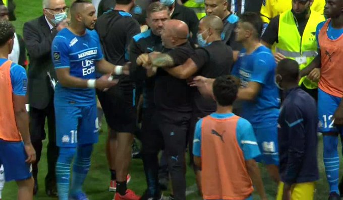 (ВИДЕО) Хаос во Ница: Навивачите фрлаа со предмети, па влетаа на теренот, фудбалерите им возвратија