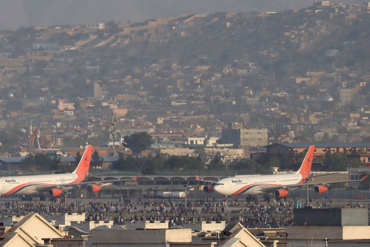 Хаотично на аеродромот во Кабул: Илјадници Авганистанци сакаат да ја напуштат земјата