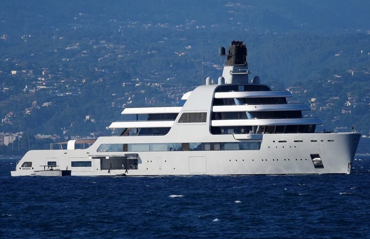 Само луксуз: Роман Абрамович ќе ја има најголемата јахта во светот