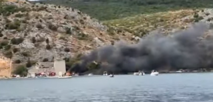 Пожар во Дубровник, запалени глисери и автомобили