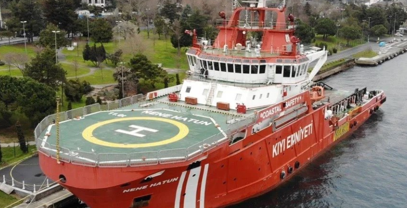 Првиот турски брод за итни случаи помага во гаснење на пожарите