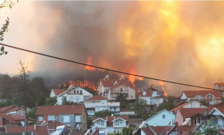 (ВИДЕО) Во Кочани пожарите се надвор од контрола, горат куќи, градоначалникот бара помош
