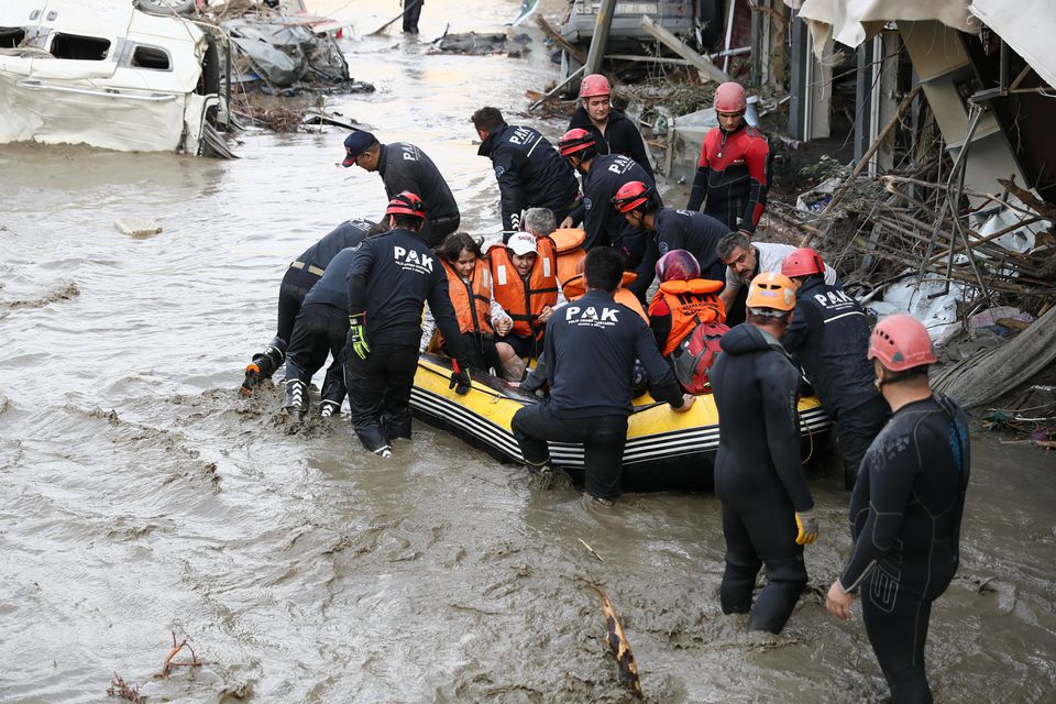 По пожарите, речиси 40 жртви во поплавите во Турција