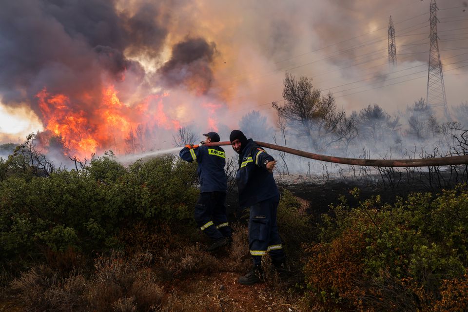 Тешка ноќ за пожарникарите и локалното население во северозападниот дел на Атина