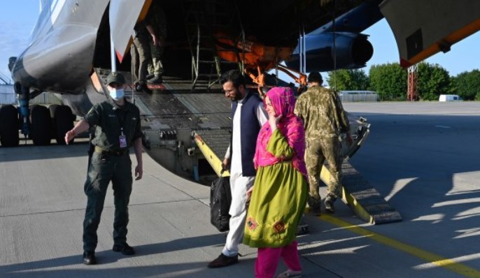 Пукотници околу аеродромот во Кабул: Авганистанците „заробени“ не можат да си заминат дома