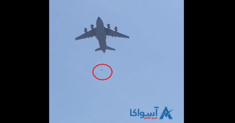 (ВИДЕО) Шокантна снимка од Кабул: Бегалци паѓаат од авион во лет, биле врзани за тркала
