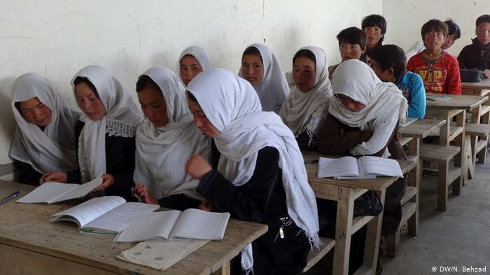 Би-Би-Си: Момчињата и девојките во Авганистан повеќе не можат да учат заедно