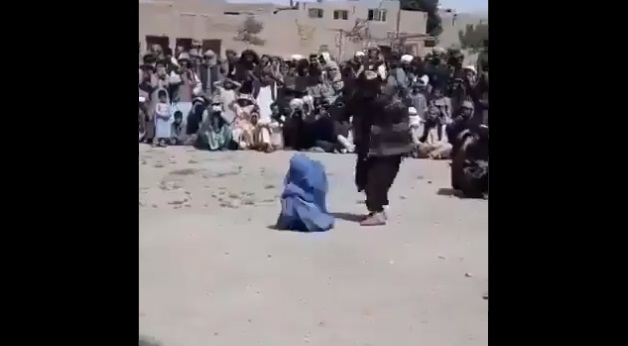 (ВИДЕО) Жена се камшикува во Авганистан