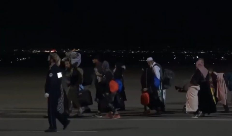 (ВО ЖИВО) На скопскиот аеродром пристигнуваат бегалците од Авганистан