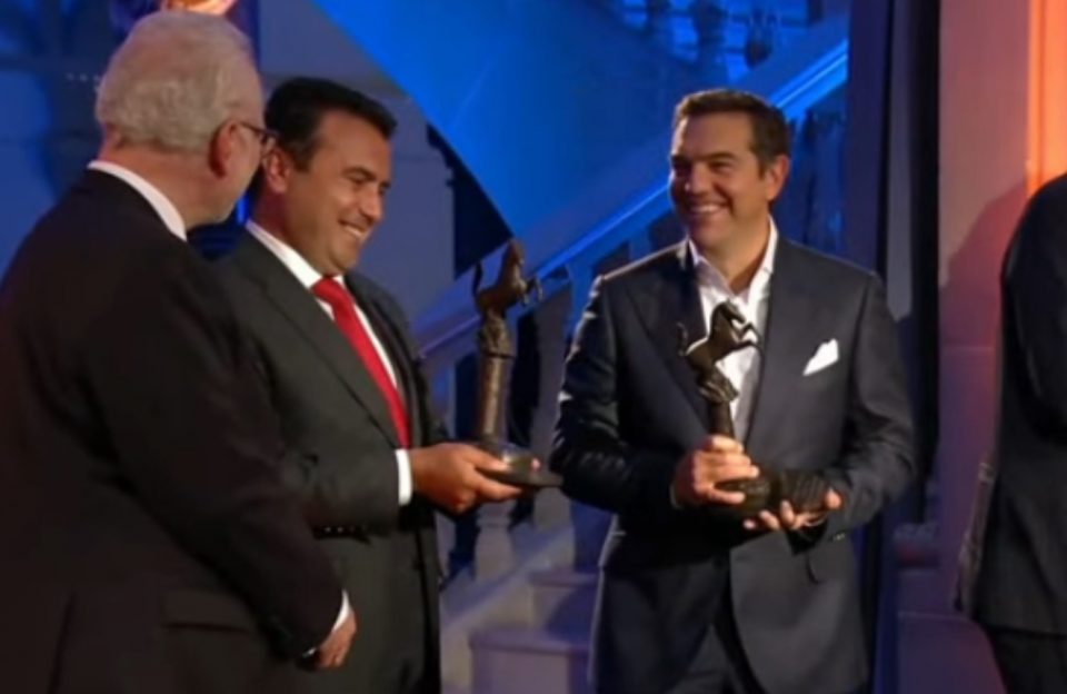 (ФОТО) Заев и Ципрас ја примија мировната награда на Вестфалија за потпишувањето на Договорот од Преспа