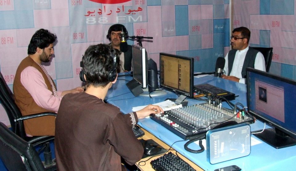 Талибанците ја зазедоа радио станицата во Кандахар, ќе се користи за емитување вести и читање на Куранот
