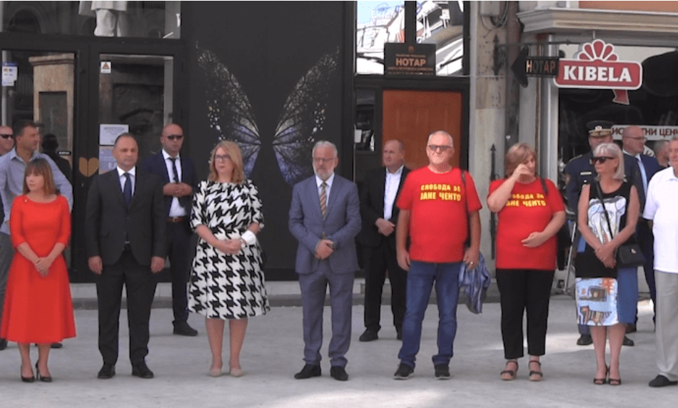 (ВИДЕО) Мајката на Јане Ченто во моќна порака побара слобода за синот пред споменикот на дедото Методија Андонов Ченто
