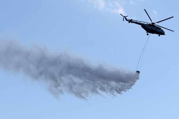 Три српски и два хеликоптери на АРМ ќе го гаснат пожарот во Пехчевско