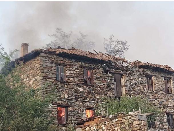 Во мариовско село изгореле 15 стари куќи